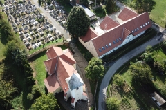 Az iskola közel van a templomhoz.